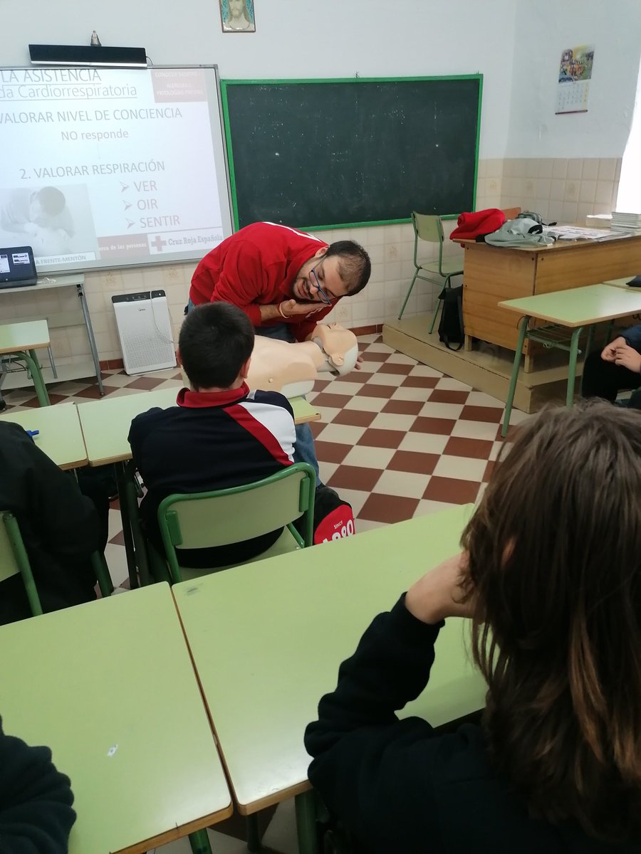 fedcsantaclara's tweet photo. 3ºESO ha compartido con nuestro antiguo alumno Javier Fagundo Rivera, como miembro de Cruz Roja, una charla sobre primeros auxilio y RCP. ¿Qué debemos hacer ante un accidente? ¿Cuáles son las primeras actuaciones a realizar?
Gracias Javier por todo lo q hemos aprendido! https://t.co/1JuF2O41FY