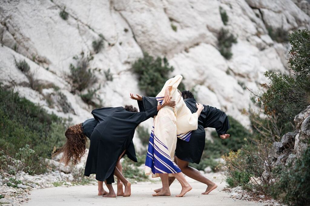 Tas de kimos 
par l’incroyable et éternelle <a href="/julie/">Julie</a>cherki @julie.cherki.photographe

W/ @sarahperretv <a href="/chloe/">Chloe</a>.mattutzu @mr_babatouns 

#calanques #sugiton #kimono #danseurs #partnering #contact #contemporarydance #pictureoftheday #somewheremagazine #fishey… instagr.am/p/Cocxh3XLBm4/
