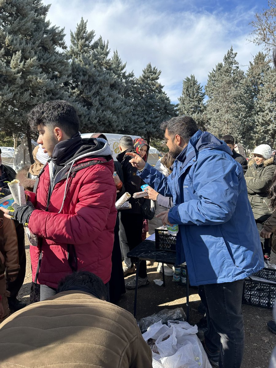 gencagtr's tweet photo. Diyarbakır Koşuyolu Parkı’nda depremzedelerimize 500 kişilik yemek ulaştırdık. #deprem #gençkonfed #diyarbakır #gençağ @msercanoge https://t.co/n5vizZzSLs