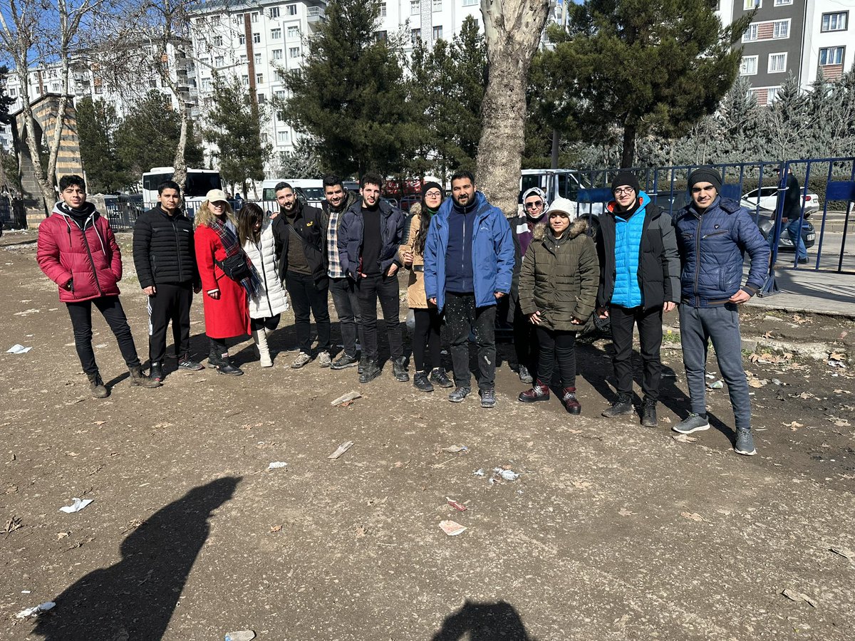 gencagtr's tweet photo. Diyarbakır Koşuyolu Parkı’nda depremzedelerimize 500 kişilik yemek ulaştırdık. #deprem #gençkonfed #diyarbakır #gençağ @msercanoge https://t.co/n5vizZzSLs