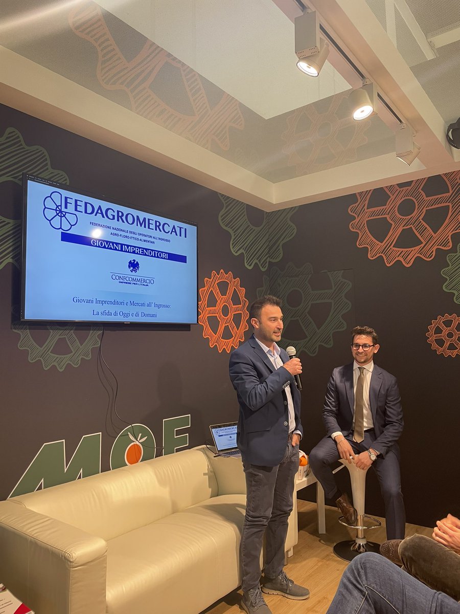 fedagroconf's tweet photo. Al #fruitlog2023 si è svolto l’evento del Gruppo #GiovaniFedagro per il passaggio di consegna da Palestini al nuovo Rappresentante alla guida del gruppo Gianpaolo #Forcina @GIConfcommercio https://t.co/zlQUDfBHZZ