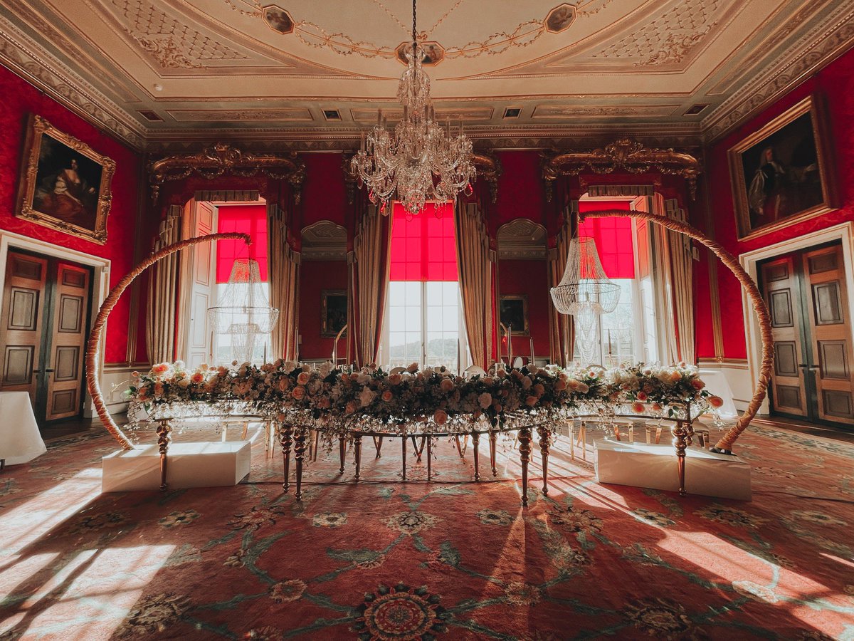 #ThrowbackThursday to one of our previous Wedding Showcases and this gorgeous installation from @vogueluxuryevent! With 10 days to go until our next showcase, make sure you sign up today at ragley.co.uk/event/ragley-w…