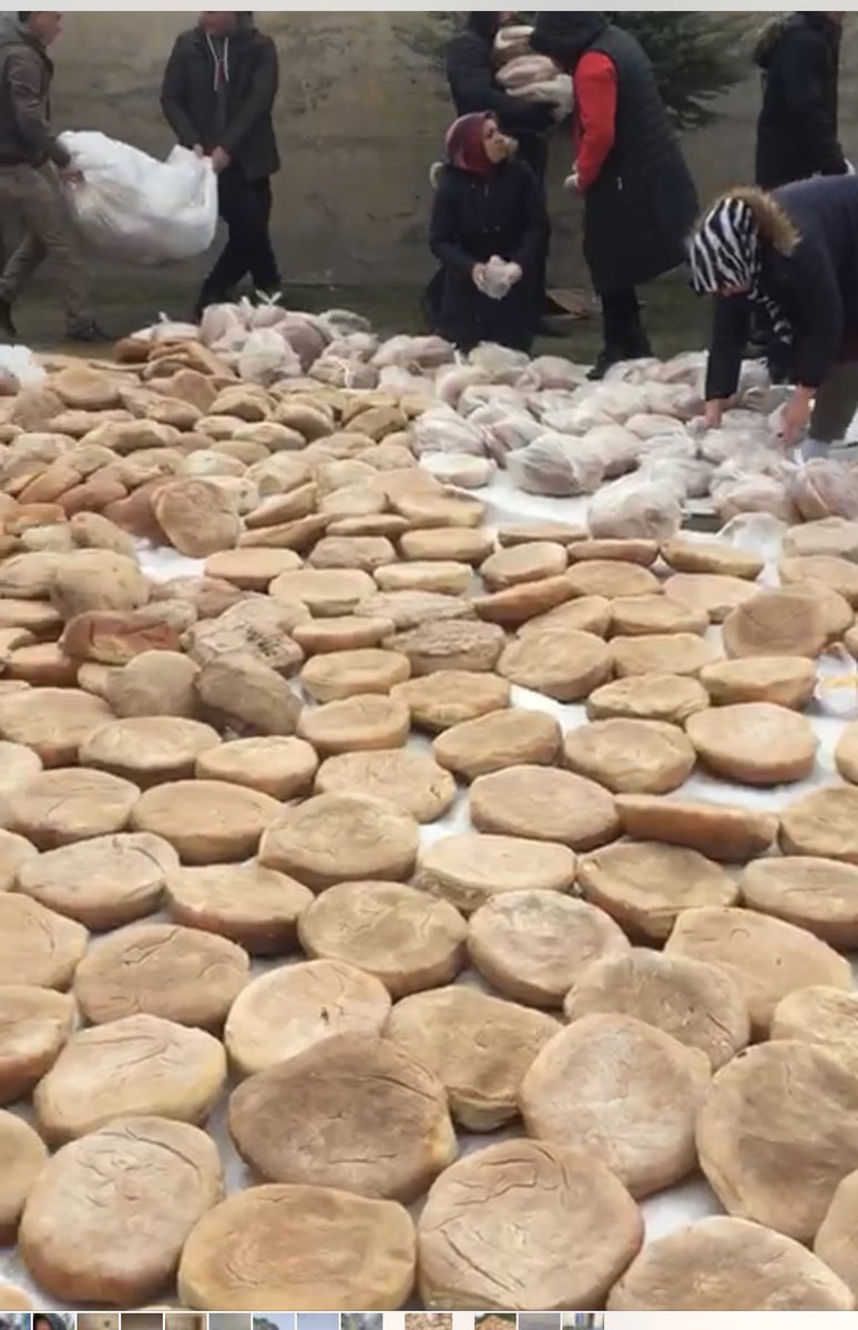vandalyurek's tweet photo. Uşak’ta bugün kadınlar yüzlerce somun ekmeği yapmışlar https://t.co/F6SRtl3T8Z