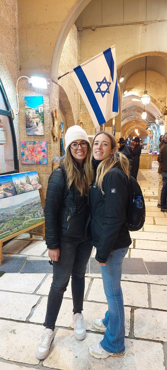 Guide_en_Israel's tweet photo. Visite à  #Jerusalem pour mes touristes d'#Offendorf en #Alsace ! Elles ont passé une journée d'émotions, humour, histoire, géopolitique, gastronomie dans notre belle Capitale d'#Israel !💪 
Contactez moi aussi !
Je vous attends !
Chabat Chalom à tous !😘
#Sionistementvôtre !🇮🇱 https://t.co/KqjqtvBHqE