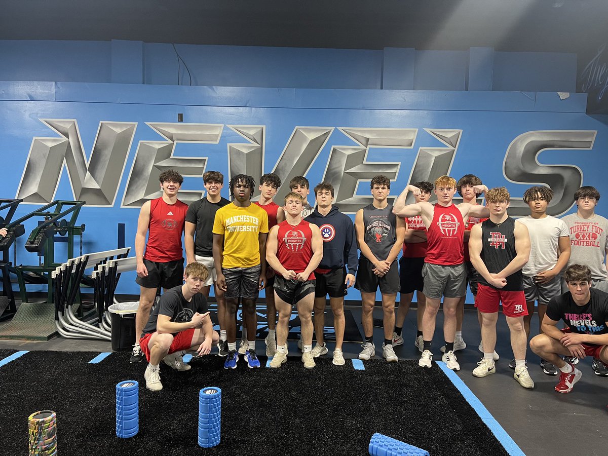 DixieHeightsFB's tweet photo. Dedicated group of guys putting in the extra work getting faster this evening! Fast is fun! #WinTheDay #ColonelPride https://t.co/PA7Ke2mk9e