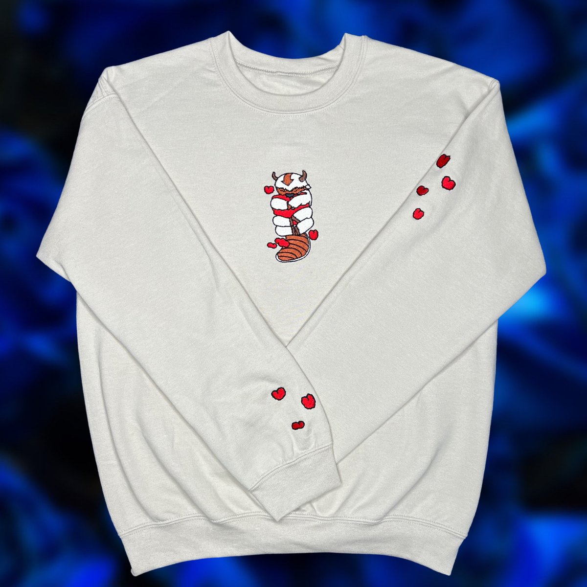 GOODBi_Shop's tweet photo. YIP YIP Heart Sweater 💕

This lovable anime inspired character is embroidered on a beige sweater, hugging a heart with additional heart shaped clouds on the sleeves. ❤

#yipyip #appa #AvatarTheLastAirbender 
https://t.co/i0jKNWWms5 https://t.co/OXBgTL3DIl
