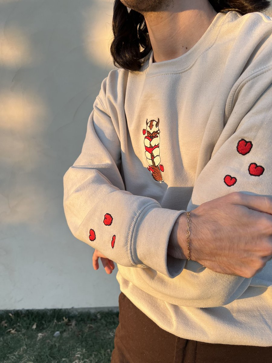 GOODBi_Shop's tweet photo. YIP YIP Heart Sweater 💕

This lovable anime inspired character is embroidered on a beige sweater, hugging a heart with additional heart shaped clouds on the sleeves. ❤

#yipyip #appa #AvatarTheLastAirbender 
https://t.co/i0jKNWWms5 https://t.co/OXBgTL3DIl