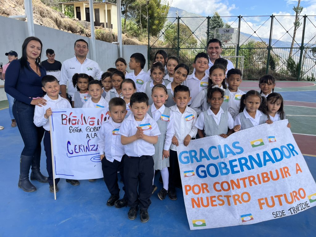 efrcundinamarca's tweet photo. En el recorrido por @alcalgutierrez inauguramos la nueva cubierta metálica de la cancha múltiple en la escuela rural El Trapiche – una obra que contó con una inversión de más de 775 millones de pesos.
#EntregandoProgreso en #Cundinamarca #RegiónQueProgresa 💪🏻 https://t.co/GvRKgsGRbS