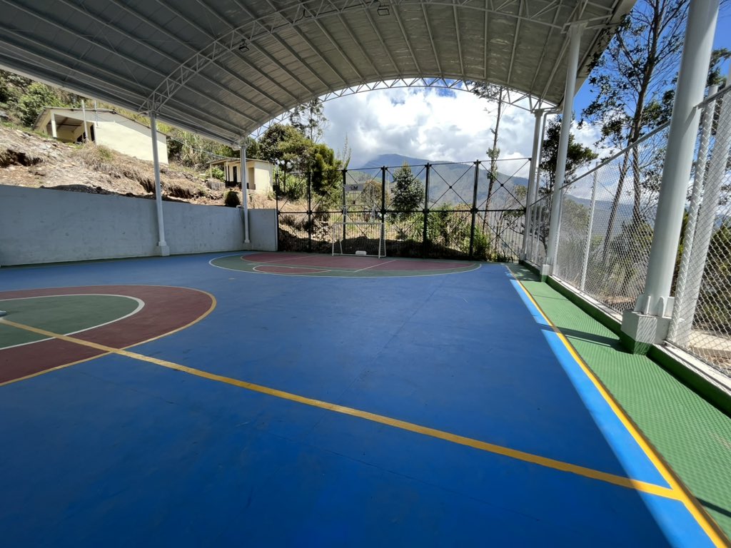 efrcundinamarca's tweet photo. En el recorrido por @alcalgutierrez inauguramos la nueva cubierta metálica de la cancha múltiple en la escuela rural El Trapiche – una obra que contó con una inversión de más de 775 millones de pesos.
#EntregandoProgreso en #Cundinamarca #RegiónQueProgresa 💪🏻 https://t.co/GvRKgsGRbS