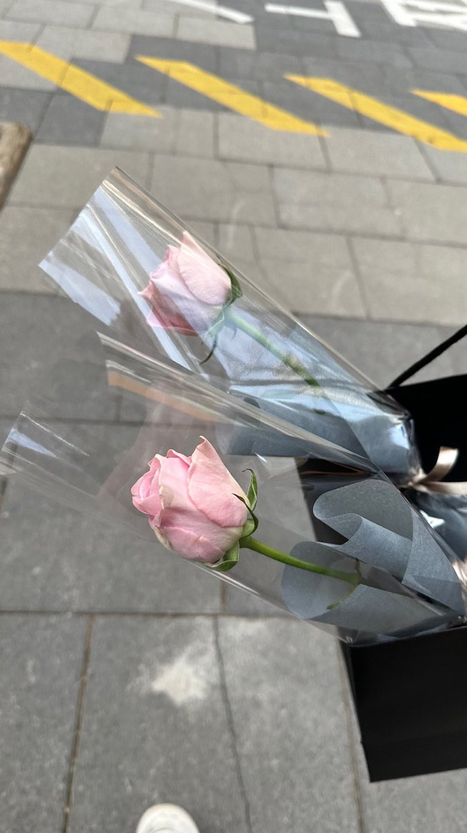 bboyanging's tweet photo. 🌀 루츠앤플라워

귀여운 가게에 꽃과 정원이만이 가득한 너무너무 사랑스러운 공간..💗 엽서가 진심 캐이뻐요 보고 눈물 찔금 흘림🥹 정원이 덕분에 꽃도 사고 정말 좋네여의~

#우리의_사랑행복믿음_정원 https://t.co/Gk3VVRA2gf