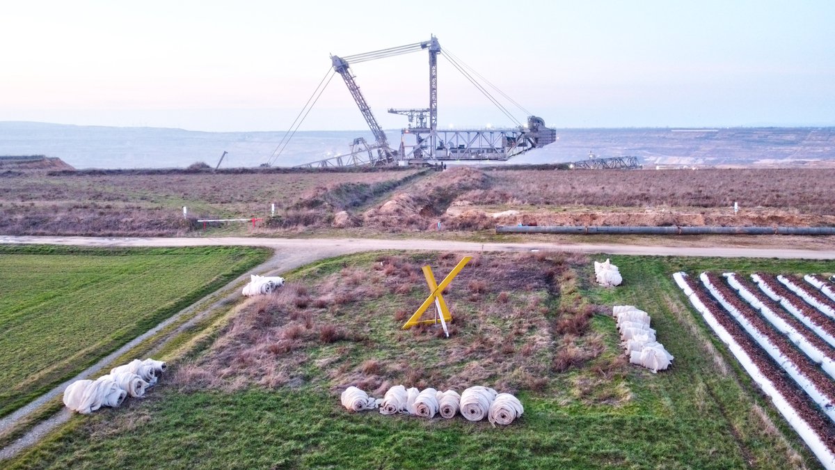 HambiBleibt's tweet photo. Momentan stehen zwei Bagger im Osten des #Hambacherforst, einer davon direkt an der Wiese vom @bund_nrw . Zeit, da einen Bauwagen hinzustellen und zu besetzen, bevor sie aus Versehen weggebaggert wird? https://t.co/vLuOiuVtCZ