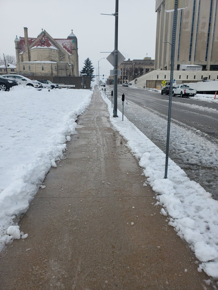 Ashley Z. Hand tweet media