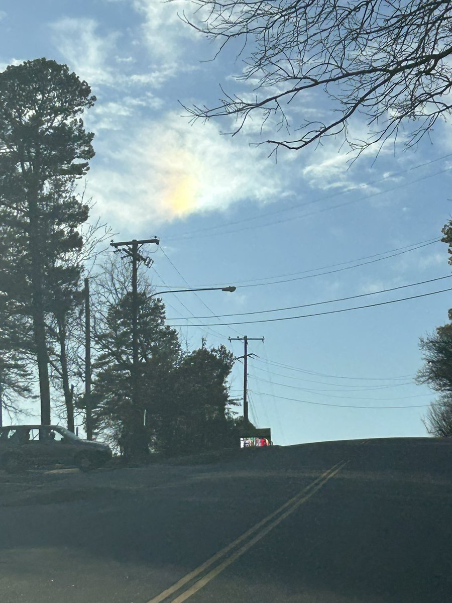 MeldoggMorgan's tweet photo. Looks like a pretty little sun dog in midtown Little Rock
#arwx @NWSLittleRock https://t.co/RdUeEY3iMd