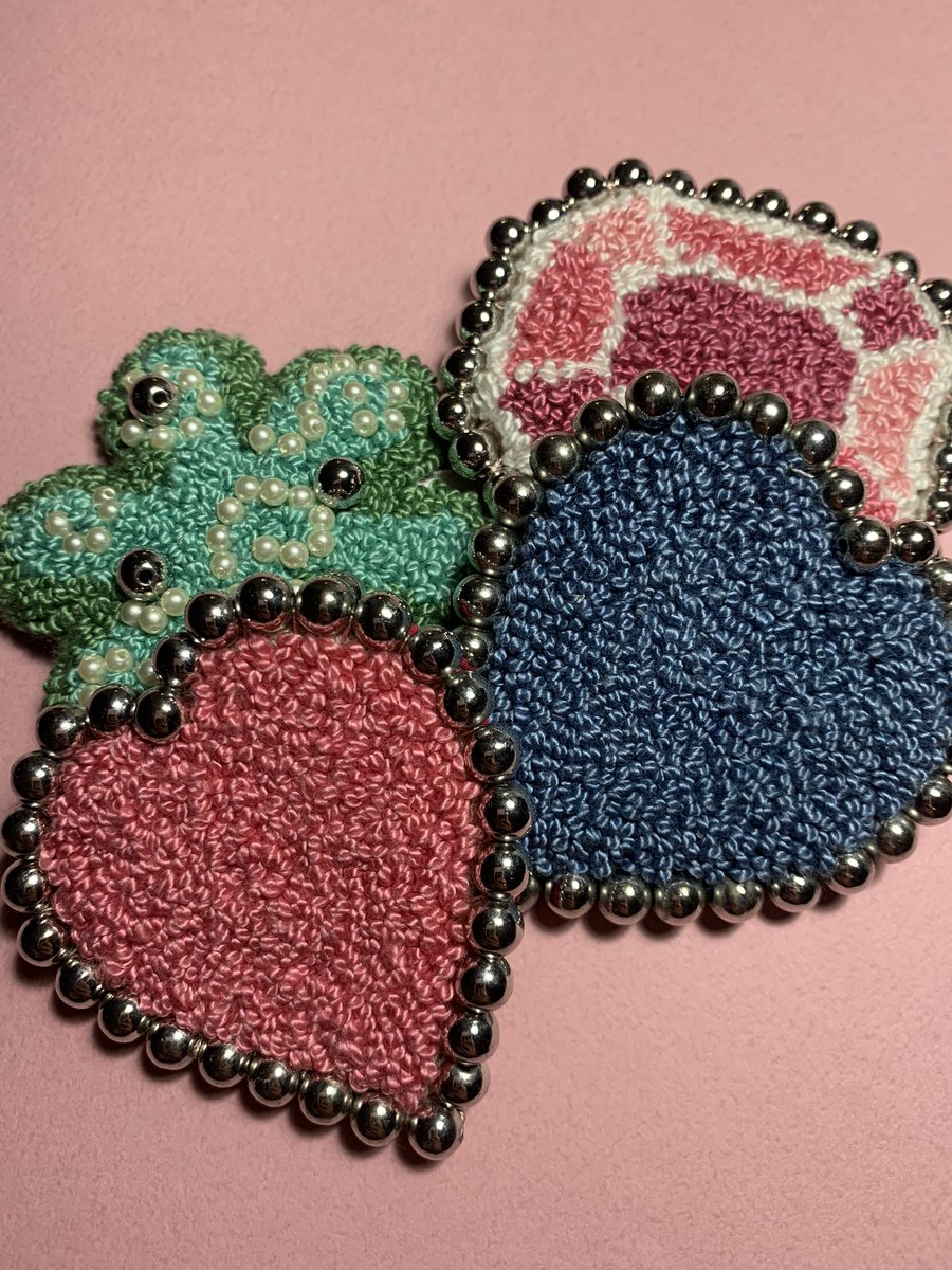 Bridgets_Garden's tweet photo. キラキラはまってビーズ×パンチニードルばっかりやっています🤣

#bridgetsgarden
#bridgets_garden
#刺繍　#刺繍のある暮らし　#刺繍初心者
#刺繍アクセサリー　#刺繍好きさんと繋がりたい　#刺繍小物　#刺繍好き　#刺繍枠　#刺繍アート #embroidery  #embroideryart #embroideryartist https://t.co/3aEMpk40Wu