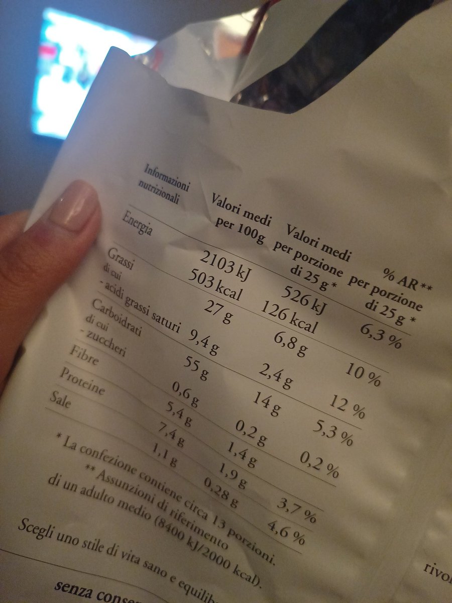 La pubblicità della marmellata light mi ha fatto pensare: ma chissà quante calorie ha questo pacco maxi di patatine che ho appena finito. Menomale che ora ci sono i Coma_Cose, così posso piangere fingendo che sia per la canzone. #Sanremo2023