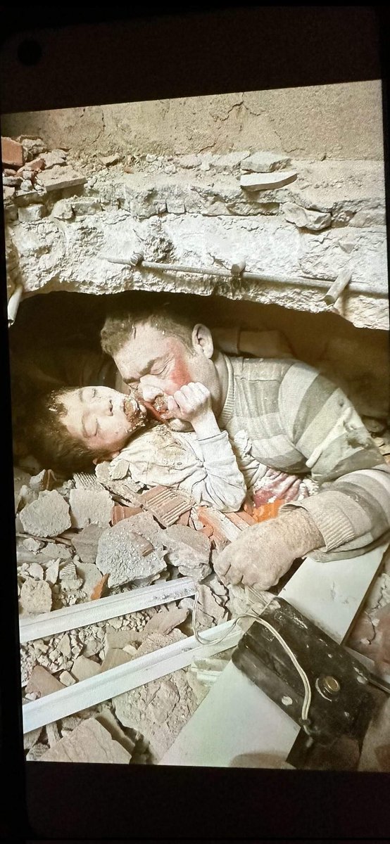 Boğazımız düğüm düğüm. Kelimeler kifayetsiz. Çok zor Allah'ım çok zor.