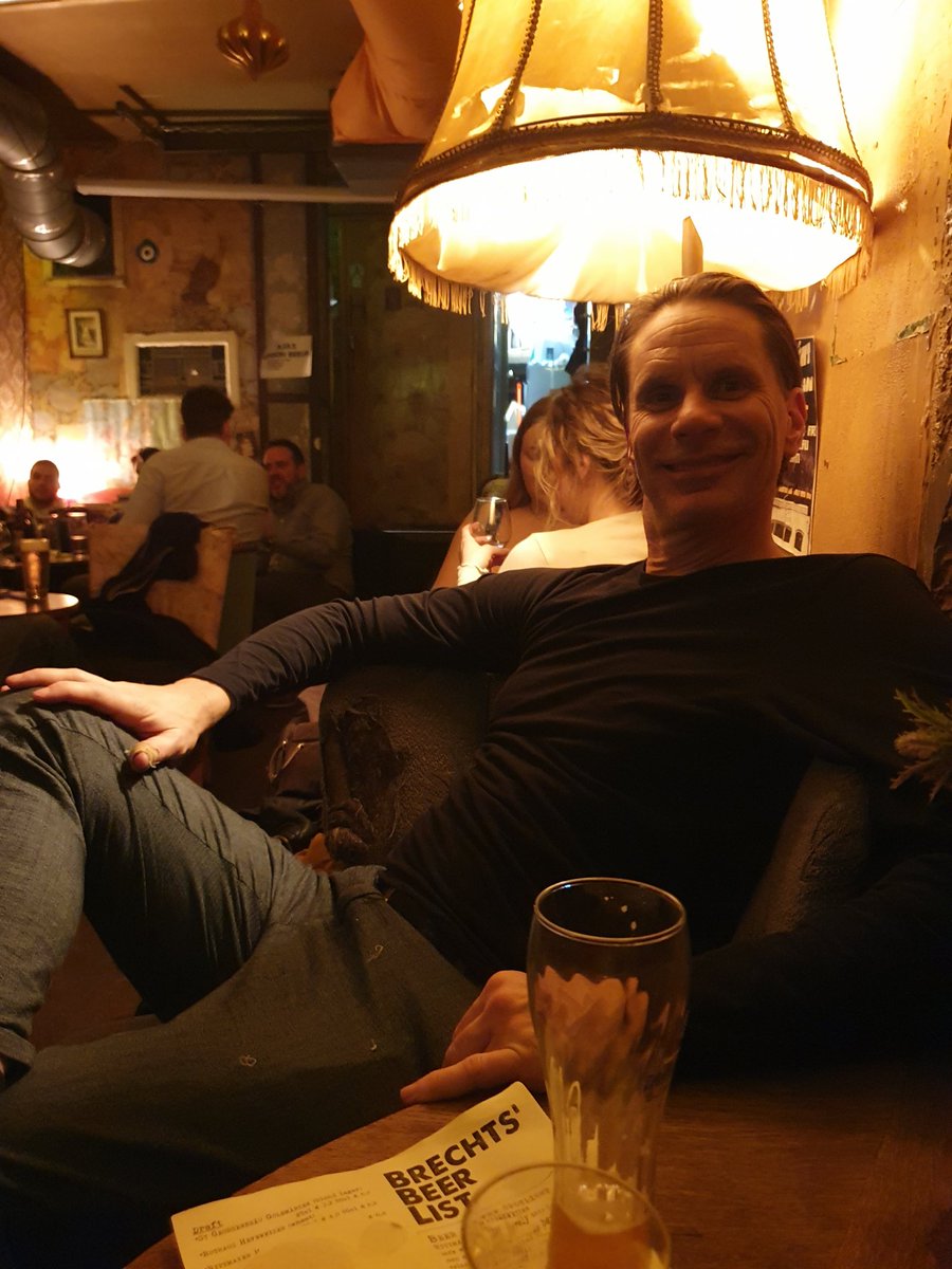 Met deze man schreef ik vorig jaar een boek. Een mega-project, over een verhaal dat ons nog steeds na aan het hart ligt. Vandaag vierden we dat dat boek er gekomen is, en onze vriendschap er niet onder geleden heeft 🍻. 

De man: <a href="/gerbenvanthek/">🅶🅴🆁🅱🅴🅽 🆅🅰🅽 🆃 🅷🅴🅺</a>. Het boek: debusuitmostar.nl