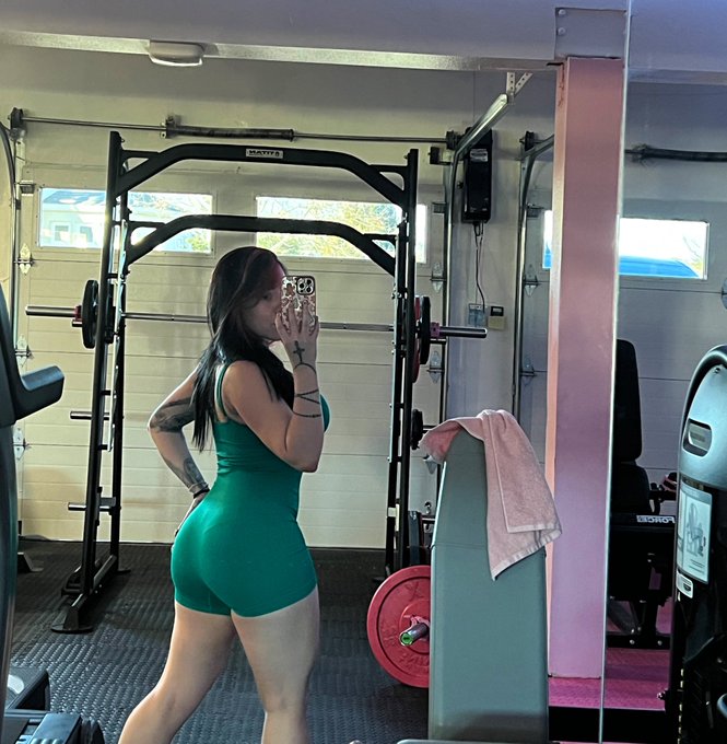 Because this 🍑 ain&rsquo;t gonna grow itself&hellip;GYM TIME 🏋🏻&zwj;♀️ https://t.co/uk1N8G5xxb