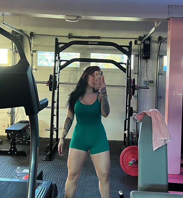 Because this 🍑 ain&rsquo;t gonna grow itself&hellip;GYM TIME 🏋🏻&zwj;♀️ https://t.co/uk1N8G5xxb