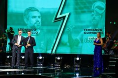 Foto dos técnicos Leonardo Tomasello e Fernando Guimarães com os troféus nas mãos e posando para a foto.