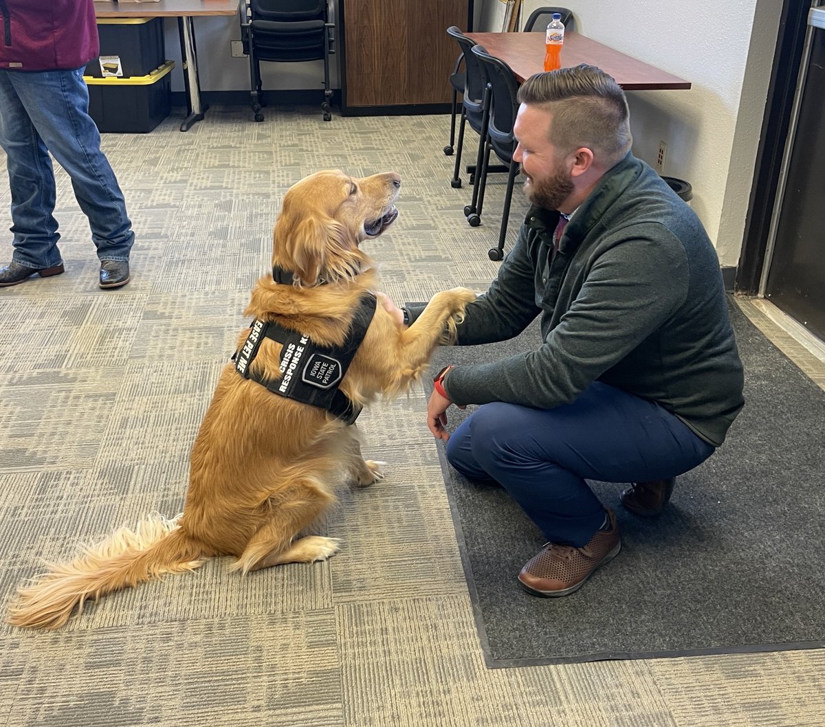 iowastatepatrol's tweet photo. This is what you call going to the head of the class. 🎓🦮 Therapy K9 Matt met the 48th Certified Academy recruits and staff, and encouraged them all to keep up the good work! #Matt #48thCertified #WeAreDPS #TheDPSWay https://t.co/VNQYy4Moou