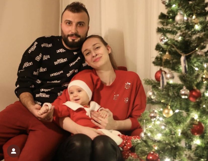 AysahSss's tweet photo. Kahramanmaraş #EbrarsitesiZblok hiçbir çalışma yok. Esra Bölükbaşı Mehmet Bölükbaşı 1,5 yaşında kızları Eliz Bölükbaşı ve daha birsürü insan enkaz altında. Yardım edin yalvarırım. @eczozgurozel @ProfDemirtas @ahbap @AFADBaskanlik @meral_aksener @kilicdarogluk @OguzhanUgur https://t.co/n3XC4h7DmP