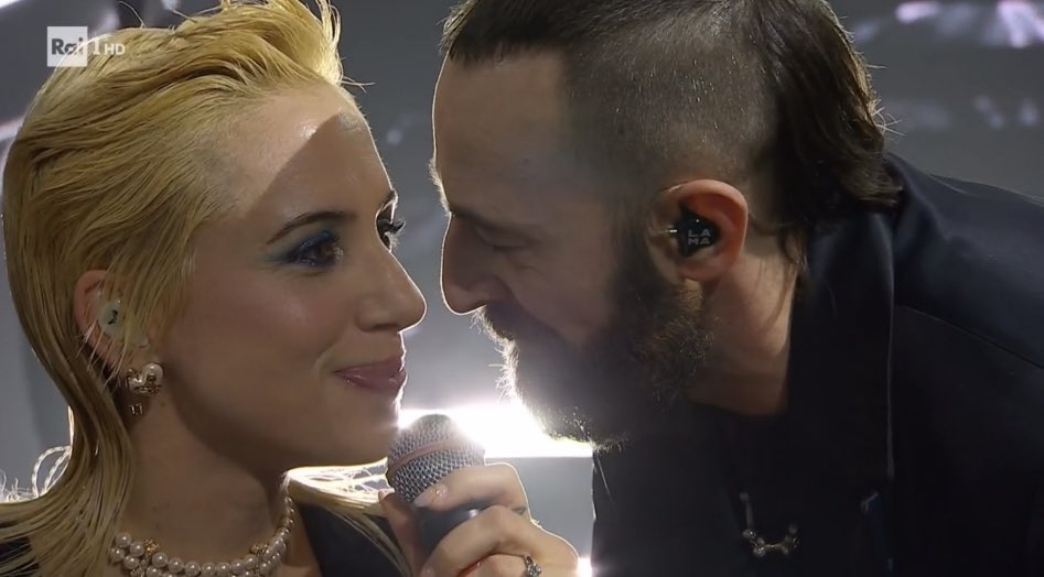 ladyalexisx's tweet photo. #Sanremo2023 #Sanreno2023 
È tanto chiedere un amore così? https://t.co/LfI6u7HVQm