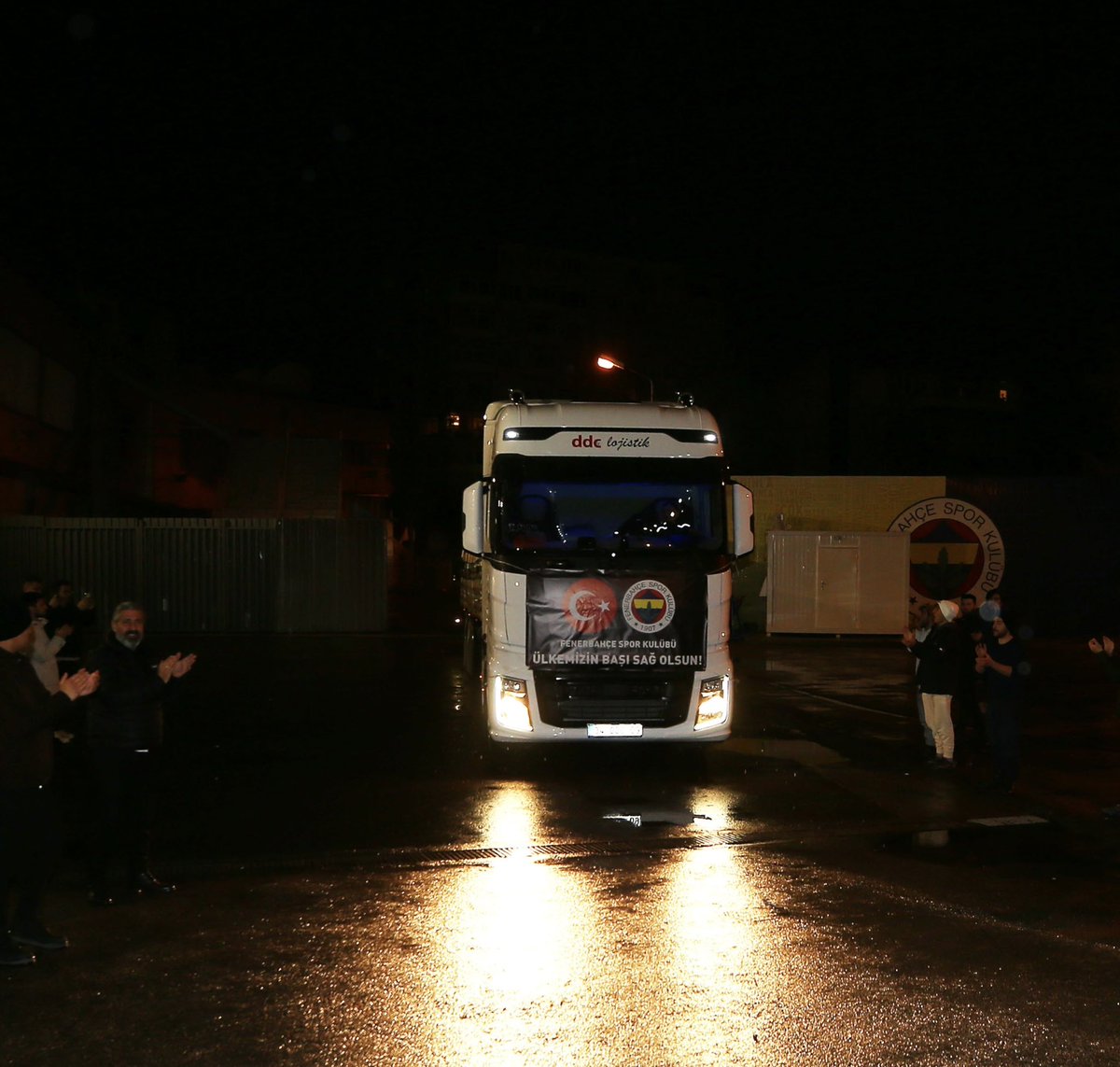 Fenerbahce's tweet photo. Yaraları hep birlikte saracağız. 🙏

28. tırımız afet bölgesine gitmek üzere yola çıktı. https://t.co/IOUwgKUjKN