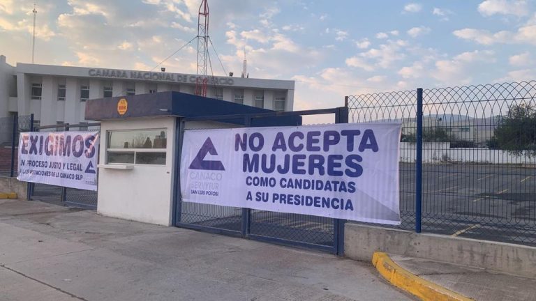 AntenaSanLuis's tweet photo. #SLP │ Denuncian #irregularidades y #violenciadegénero en #elección de la #CanacoSLP
Manifestantes colocaron mantas a las afueras del edificio y en ellas afirmaron que el proceso de selección está “amañado” -> https://t.co/EXwET5H5mg https://t.co/ifzdT7z3g7
