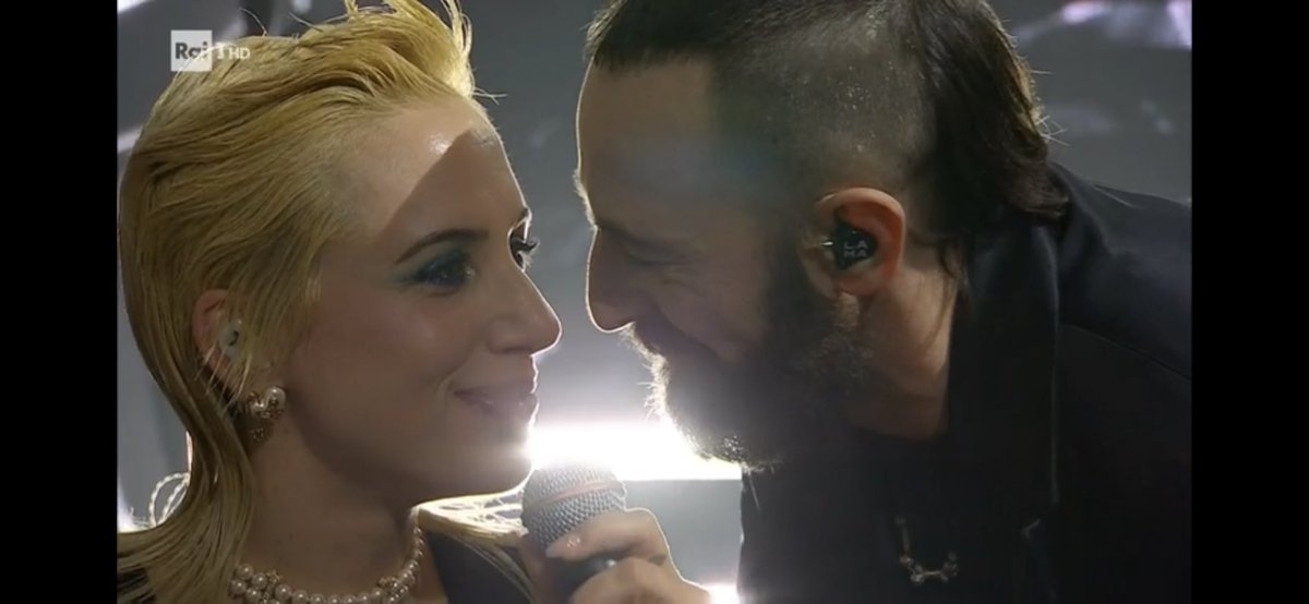 aleferaz's tweet photo. QUESTA SEQUENZA MI FA CREDERE NELL’AMORE 😭 #Sanremo2023 https://t.co/xsJft0NWoj