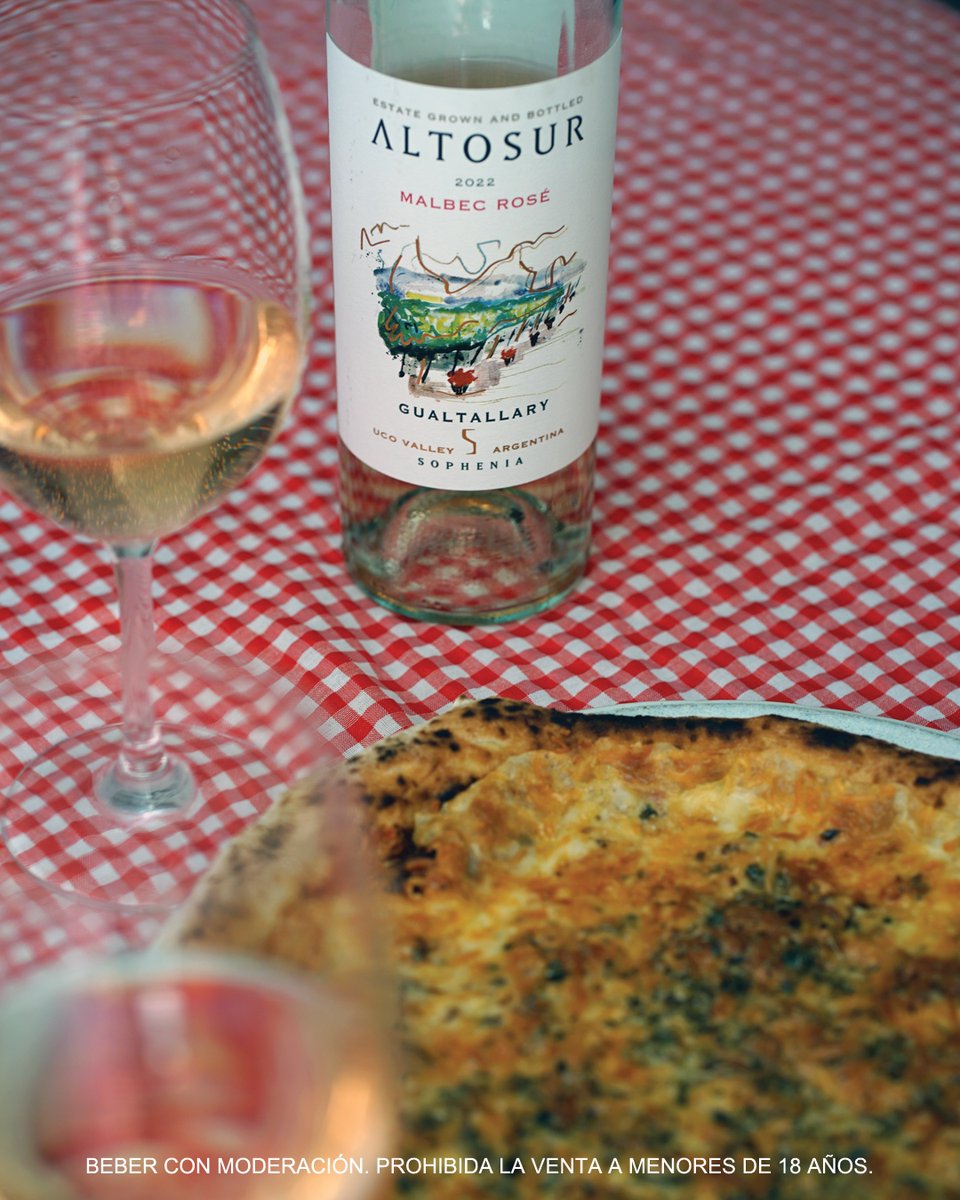altosurwines's tweet photo. ¡Hoy celebramos el Día Internacional de la Pizza! Hay tantos maridajes como gustos, pero un clásico que no falla es Muzzarella y Altosur Malbec Rosé. Nuestra versión de Malbec más fresca es la combinación que gracias a su acidez logrará realzar los sabores en boca. https://t.co/Ki8iTdys2u