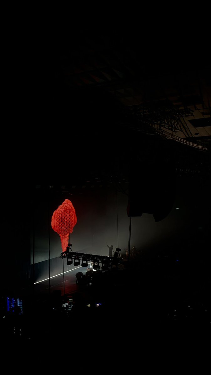 hknter_43's tweet photo. You saved my life when I was drowning. Thank you for this night. I love you 🖤 @bmthofficial #BMTH https://t.co/qdmwgsqHrM