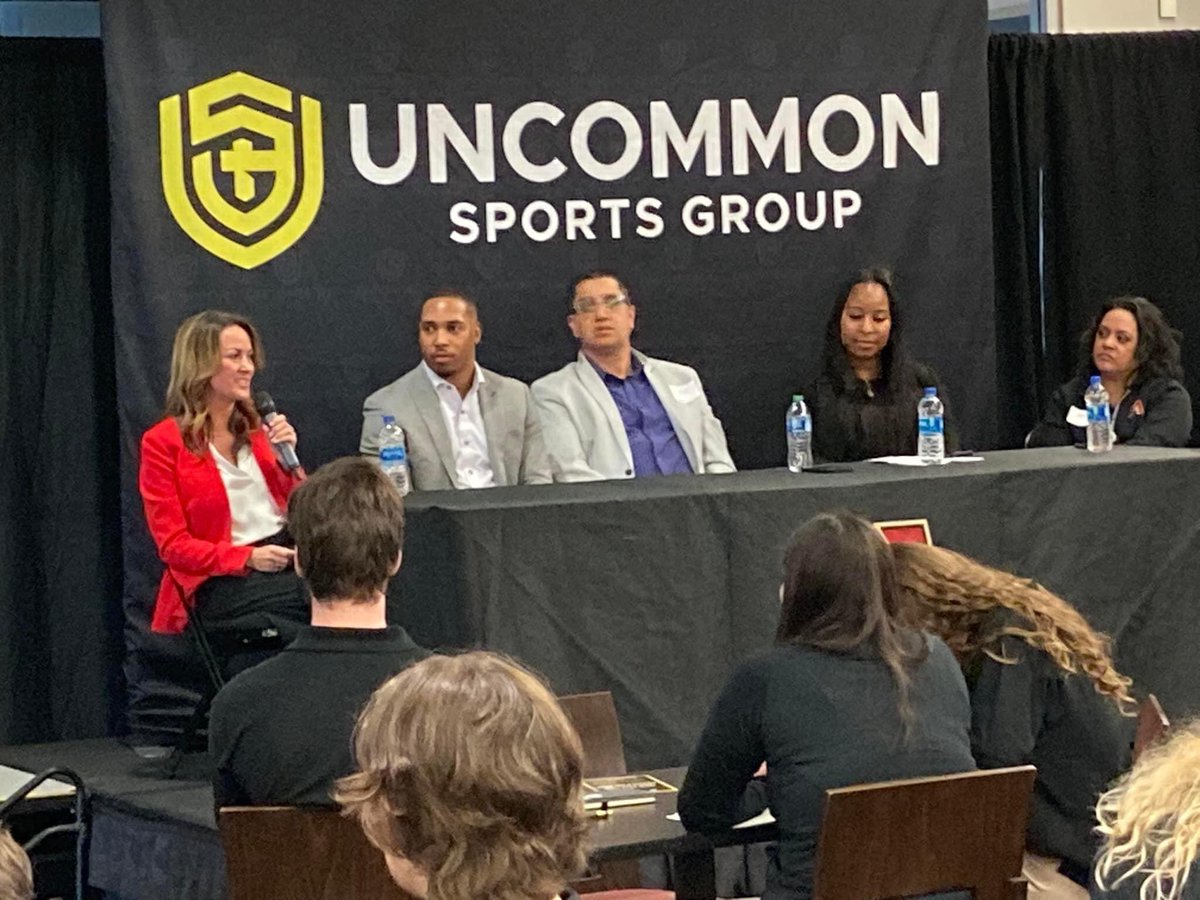 drewboe's tweet photo. Yesterday was pretty special as @uncommonsg brought together 200 Sports Management students &amp; Professors from throughout the country who are in town for the @SuperBowl! A great event filled w/ networking, tour of Chase Field &amp; an incredible panel of NFL, MLB, &amp; NBA professionals! https://t.co/c1xkyi2iJW