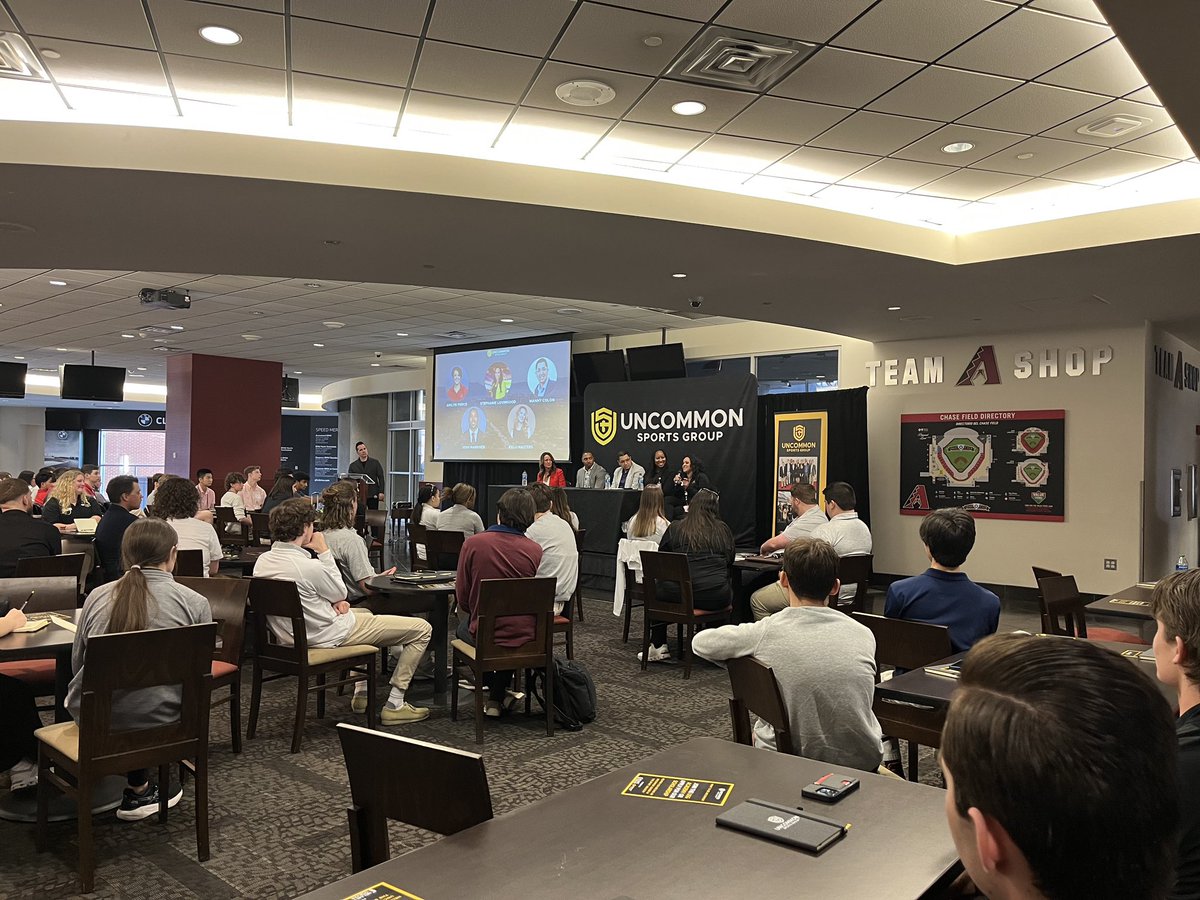 drewboe's tweet photo. Yesterday was pretty special as @uncommonsg brought together 200 Sports Management students &amp; Professors from throughout the country who are in town for the @SuperBowl! A great event filled w/ networking, tour of Chase Field &amp; an incredible panel of NFL, MLB, &amp; NBA professionals! https://t.co/c1xkyi2iJW