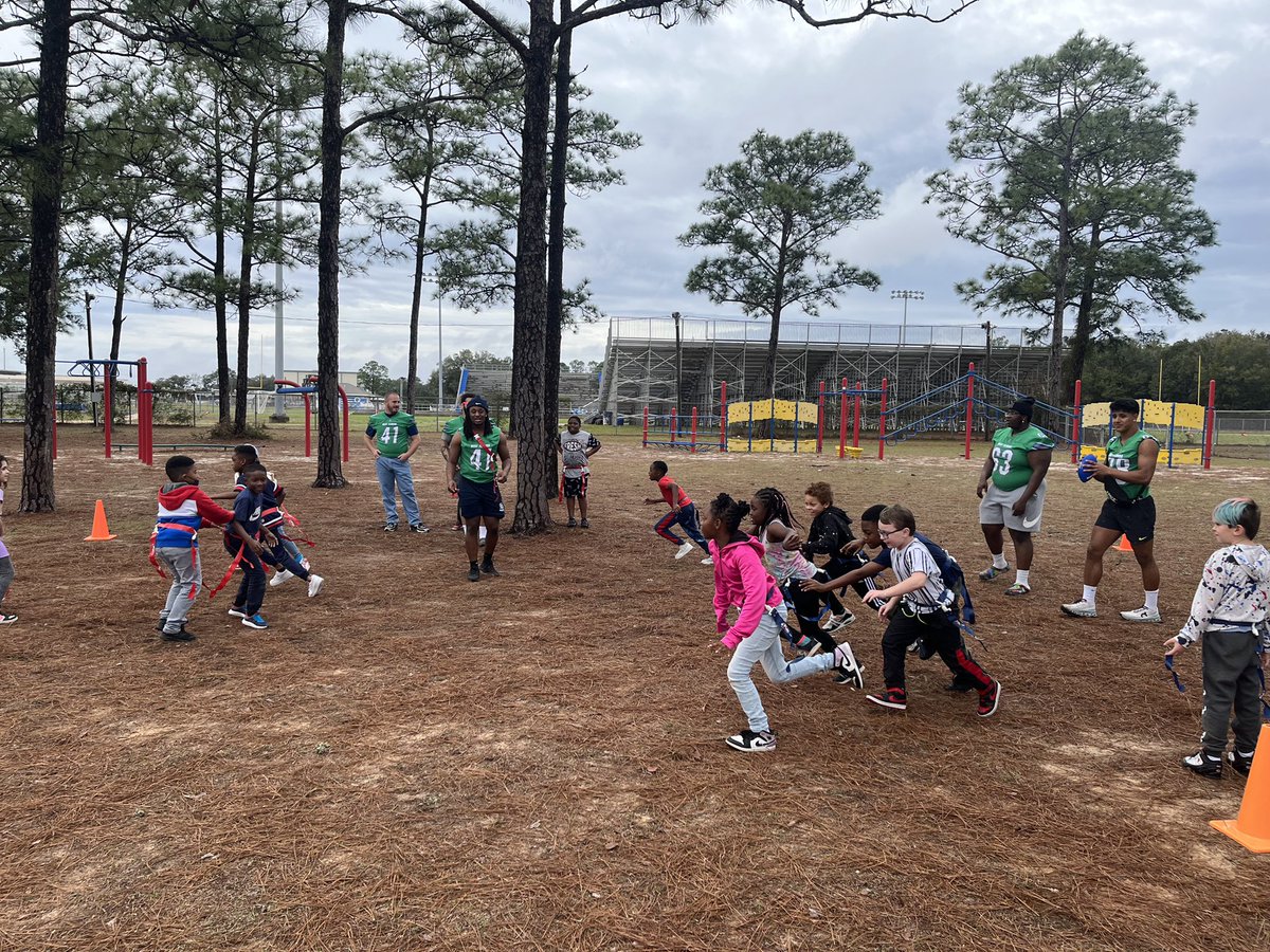 Thank you to Holm Elementary for allowing our players to volunteer for their Academic Super Bowl! #GoArgos