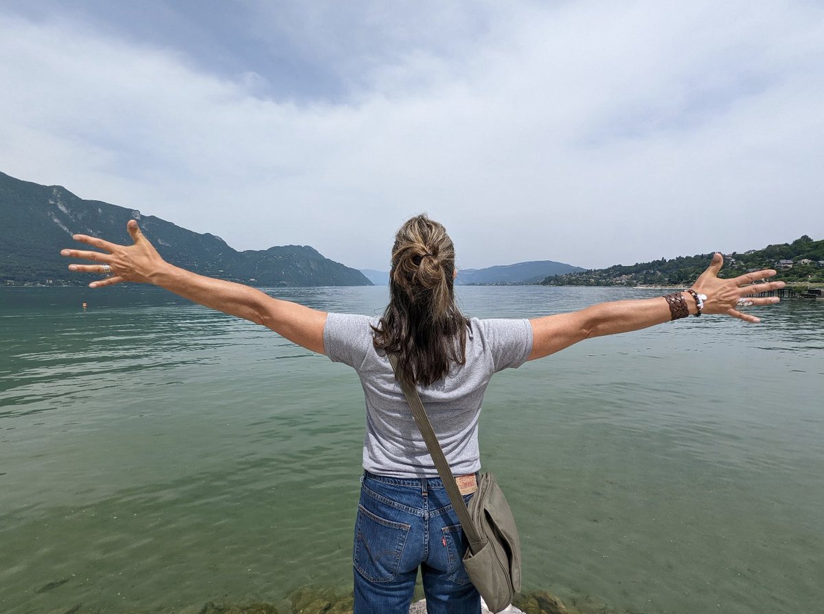 EdgewaterCoach's tweet photo. A mindset of abundance shifts the way we see our life and the world around us. Messages we receive from society are based on a mindset of scarcity, creating fear and stress. What would it be like to see life through a lens of abundance? #leadership #Sustainability https://t.co/VyLWgARsPN