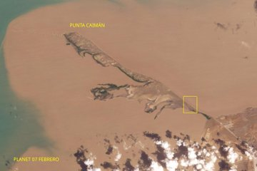 diodon321's tweet photo. #Feb07 New #Oilspill @PDVSA #Venezuela from one of the crude oil pipelines. A 200m slick is visible on the coast. This time it was quickly contained. But did #PDVSA clean the affected area? I don't think so. This is an ecologically important area for migratory birds https://t.co/WmR5788jBQ