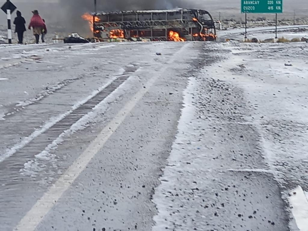 chinoperiodista's tweet photo. Han quemado una unidad vehicular en el sector Negro Mayo. Los pasajeros se fueron por sus propios medios. Conductores sostienen que manifestantes llegaron en camioneta, bajaron las llantas y empezaron a incendiar el vehículo. @PeruECpe @elcomercio_peru. https://t.co/RWis9gjeGM