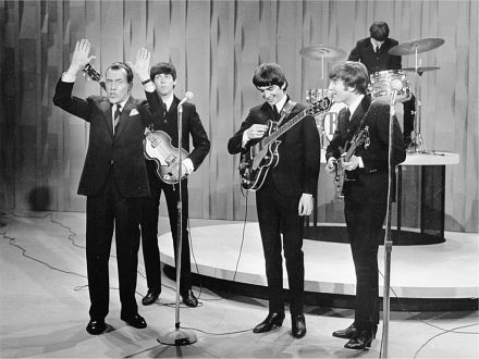 PaulinBelem's tweet photo. No dia de hoje, mas em 1964, os Beatles se apresentam ao vivo pela primeira vez nos EUA - no Ed Sullivan Show da CBS. Setenta e três milhões de pessoas assistiram ao primeiro programa.
#PaulinBelém https://t.co/cg9rZasRuf