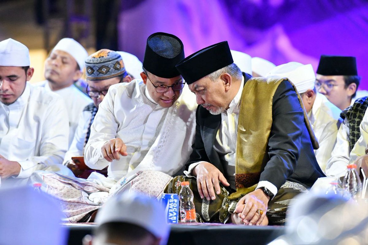 DeniArdini's tweet photo. Kira-kira apa yaa yg diomongin Capres @aniesbaswedan dan Presiden @PKSejahtera H. @syaikhu_ahmad 

#AniesBaswedan #AhmadSyaikhu #PKS #Demokrat #Nasdem #capres2024 #DepokBersholawat https://t.co/2q0UO1Ngfl