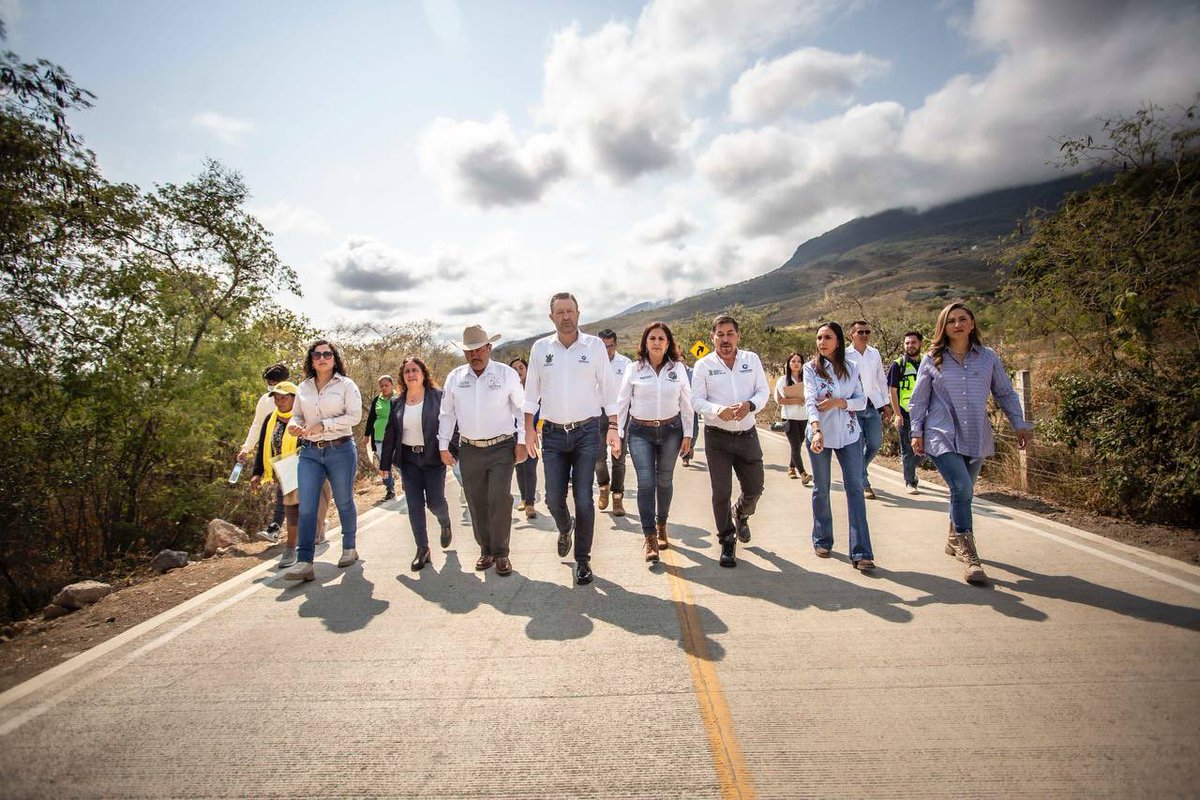 makugo's tweet photo. Bien bonito que quedó el camino a la comunidad El Rayo, con las mejoras en pavimentación, banquetas, señalización y obras pluviales que realizamos a través de la @CEI_Qro.
Con una inversión de más de 14 millones de pesos, beneficiamos a más de 600 familias de la Sierra. #CONTIGO https://t.co/6mmeQmCmV5