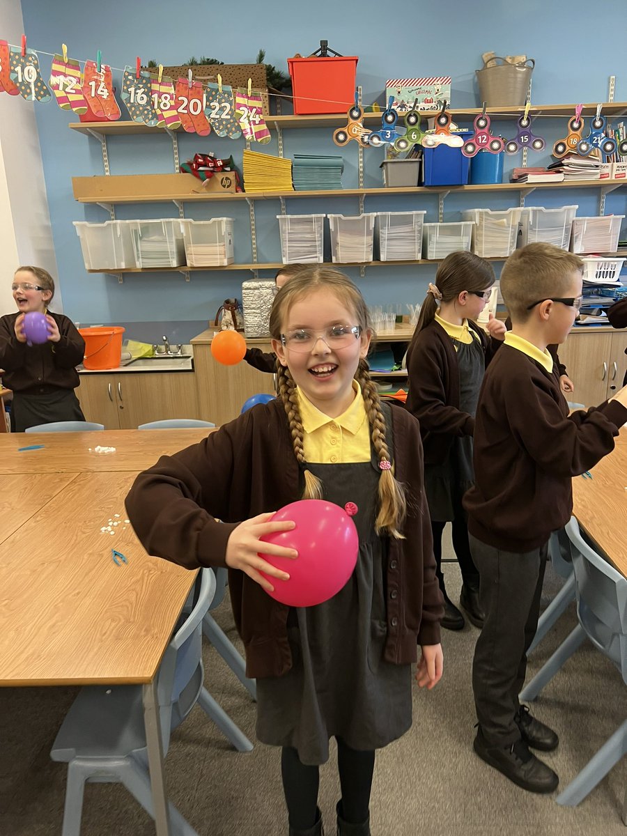EastfieldPSHull's tweet photo. What an incredible morning with @labrascal ! The children in 4EO loved getting hands on and experimenting with dry ice to expand their knowledge of states of matterπ§ͺπ₯Ό #eps4EO #epsscience https://t.co/gP5t6186VM