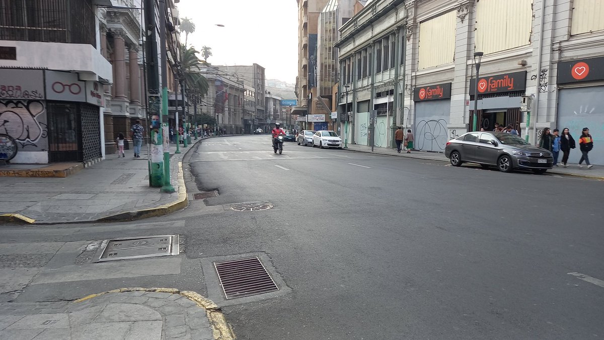 CarlosTeran's tweet photo. INCREÍBLE VALPARAÍSO:
Fotos captadas en calle Condell
Jueves 09 de febrero 2023
Entre 19.34 y 19.37 horas
En otros tiempos un hervidero de gente y un comercio bullante, hoy ni una rémora de lo que fue.
El estallido y la pandemia heridas profundas que duelen ¿tendrá recuperación? https://t.co/XFnu7WO6bY