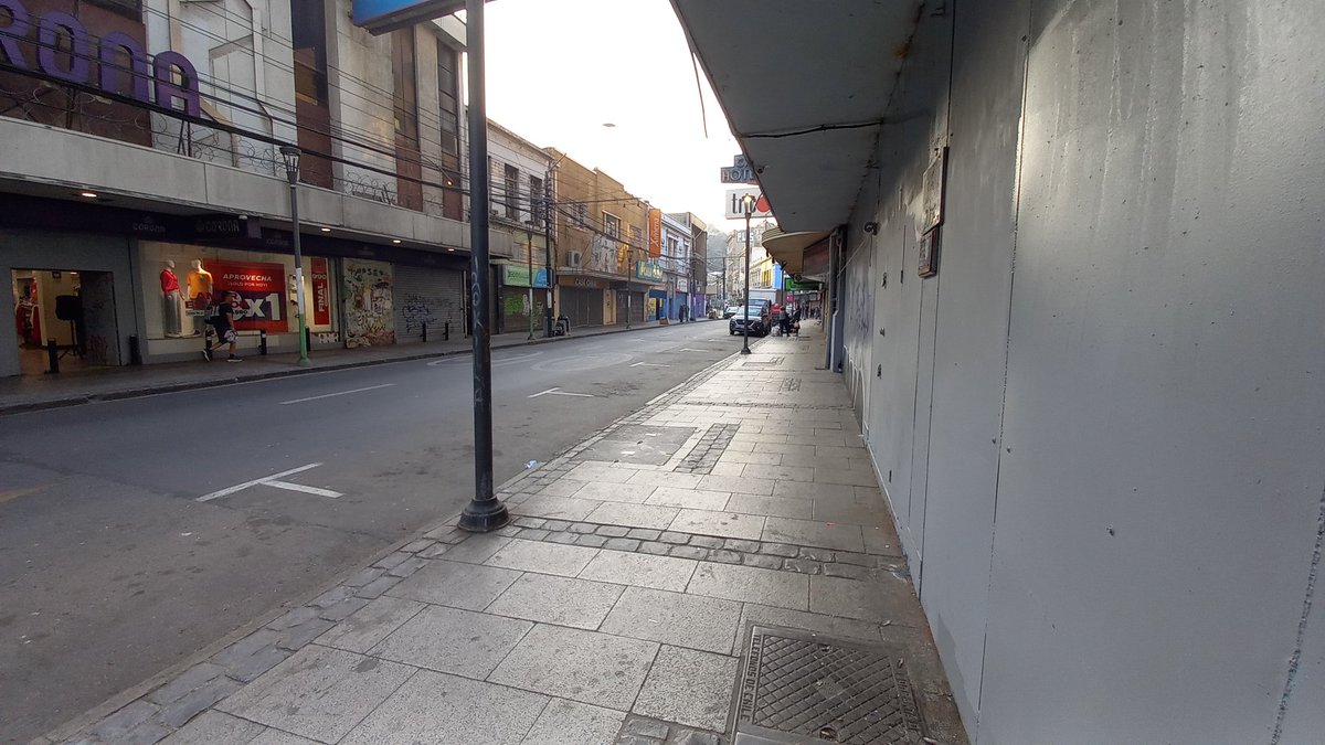 CarlosTeran's tweet photo. INCREÍBLE VALPARAÍSO:
Fotos captadas en calle Condell
Jueves 09 de febrero 2023
Entre 19.34 y 19.37 horas
En otros tiempos un hervidero de gente y un comercio bullante, hoy ni una rémora de lo que fue.
El estallido y la pandemia heridas profundas que duelen ¿tendrá recuperación? https://t.co/XFnu7WO6bY