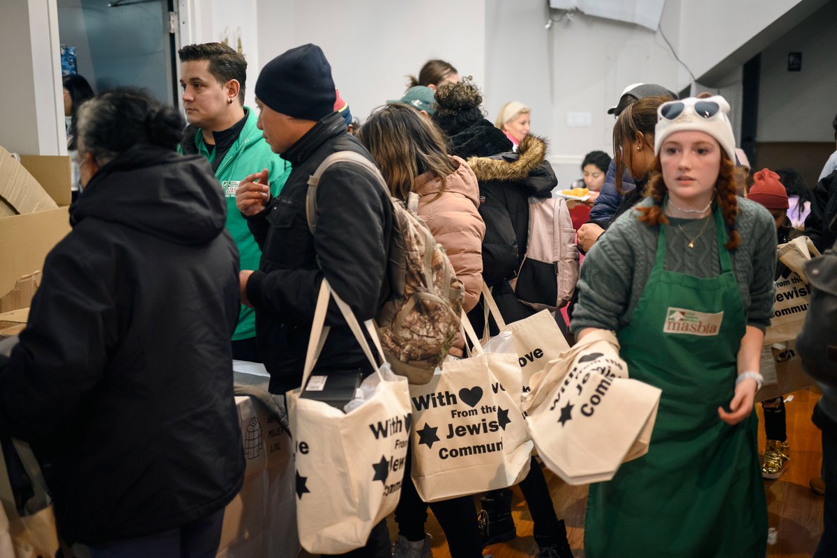 MasbiaRelief's tweet photo. 1/3 📸by @stefpix  
The #MasbiaReliefTeam &amp; @COJOFlatbush joined by the Seavers family from KY, distributing brand-new coats, clothing and shoes to newly arrived #AsylumSeekers at @MixtecaOrg in #SunsetPark. (Monday, Feb. 6th, 2023)
https://t.co/Z6uewdjCkr
cc @zachiscol @NBCNews https://t.co/FAtKX3dWi9