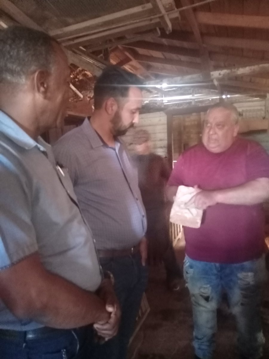 HumbertoFleit14's tweet photo. Los candidatos a diputados comprobaron las excelentes producciones de la MIPYME el Cieno de #MajaguaUnida, especializada en elementos de barro de gran importancia para el programa constructivo. #PoderPoder #LatirAvila #CiegodeAvila #Cuba https://t.co/5aFENPzq7U