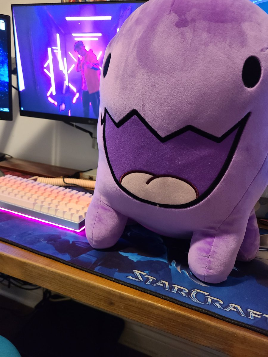 In December @OlimoLeague had some giveaways on @WardiTV s stream. @Reynor02 won a GIANT zergling plushie and he sent it to me 🥺