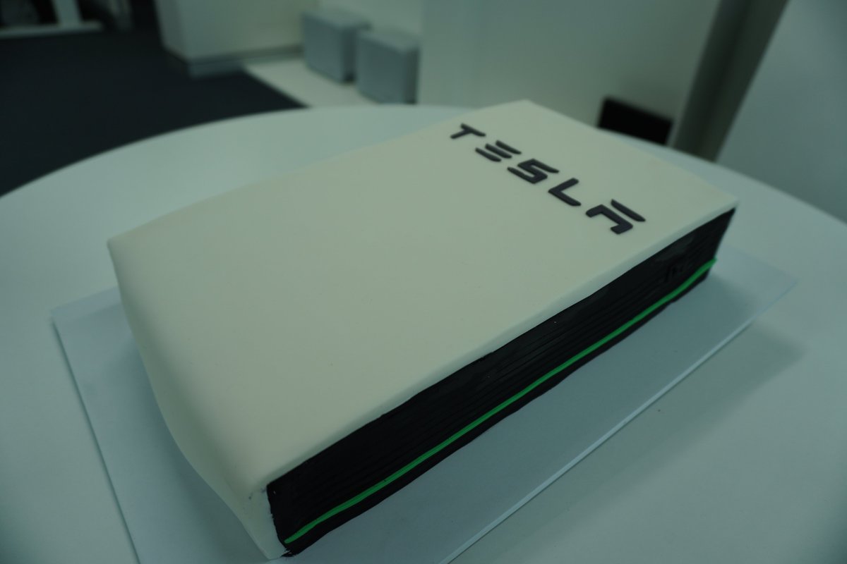 SolarayEnergy's tweet photo. 🌟 1,000 POWERWALL INSTALLS  🌟

What's a better way to celebrate a milestone than with cake? (Yes, it does taste as good as it looks 🎂)

We have installed 1,000 PWs in a few short years with the next 1,000 on the way.... https://t.co/SvrzqlJsjZ