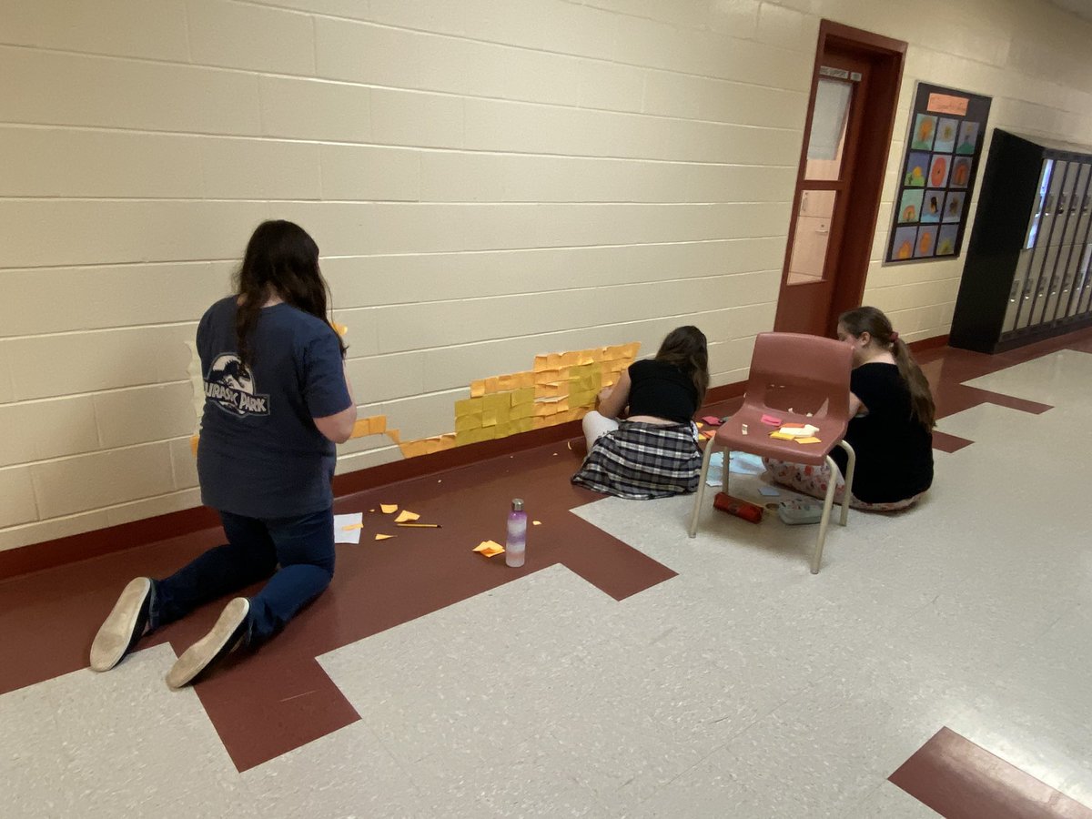 One of my fav events <a href="/PineRidgeMiddl2/">Pine Ridge Middle School</a> - Mini-Courses! Very ambitious #middleschool kiddos worked hard on their #collaborativeart. Can’t wait to see the final two groups’ finished pieces. 🎨 Let’s see what tomorrow’s session brings. <a href="/AVRCE_NS/">Annapolis Valley Regional Centre for Education</a>  #teachertwitter #studentengagement