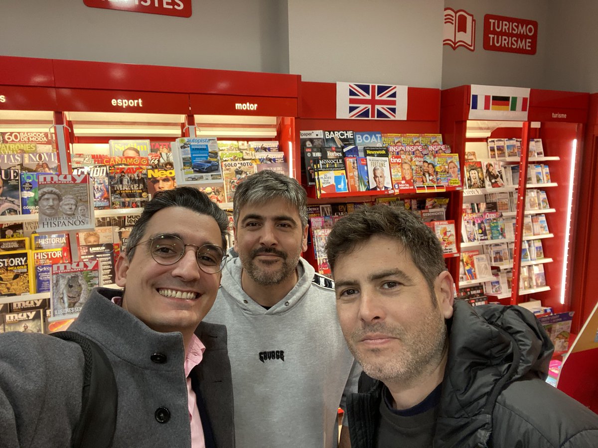 AlexVegaRobles's tweet photo. @estopaoficial  pero que grandes sois copón!!!!!!! Abrazacos!!! @ivazquez06  se acordaban de Torrejon! Vuelve a traerlos anda!!! #estopa #torrejondeardoz @Ayto_Torrejon https://t.co/tLEyZ33uc2